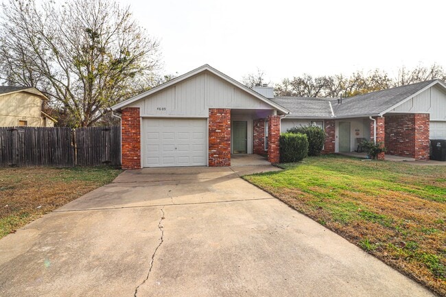 Building Photo - Cozy & Updated