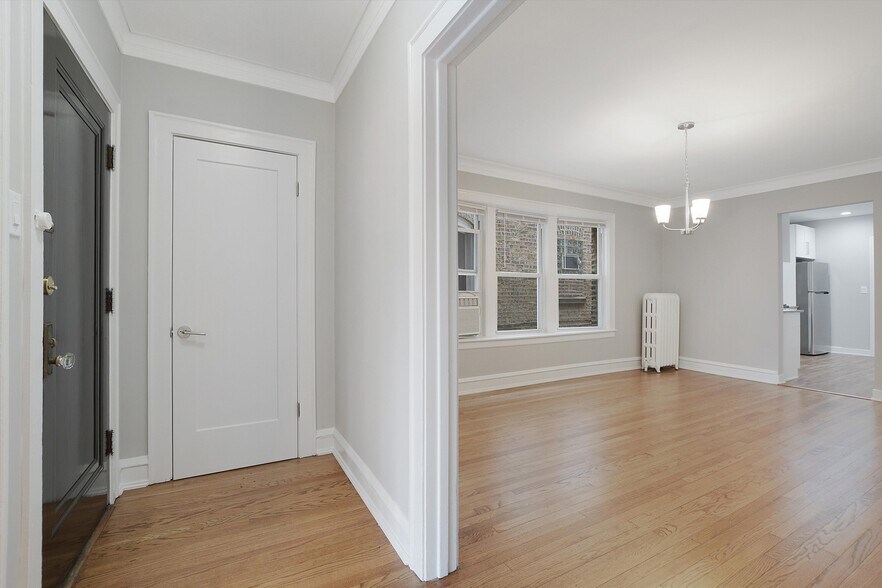 Building Photo - 5746 N Maplewood Ave