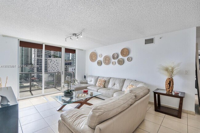 Building Photo - 1155 Brickell Bay Dr