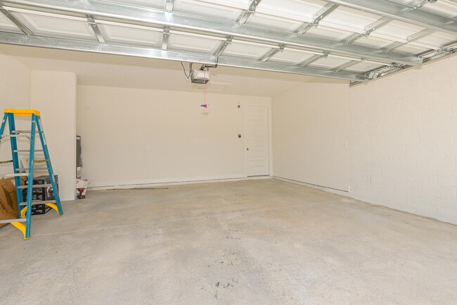 Building Photo - 9062 Dahlia Cir