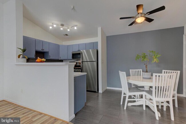 Building Photo - 645 Constellation Square SE