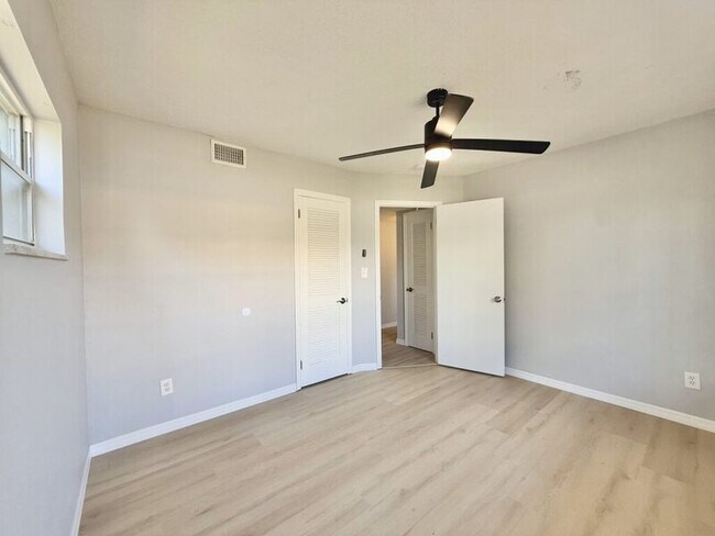 Building Photo - 8718 Thornwood Ln