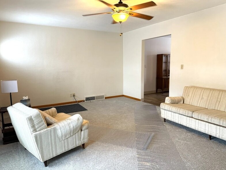 Building Photo - 827 Read St