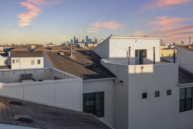 Building Photo - 5644 Darling St