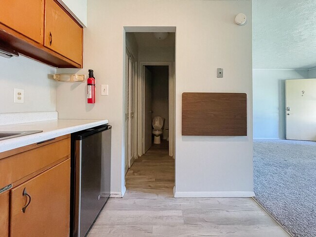 Building Photo - **Available Now!** Studio Apartment Close to BSU
