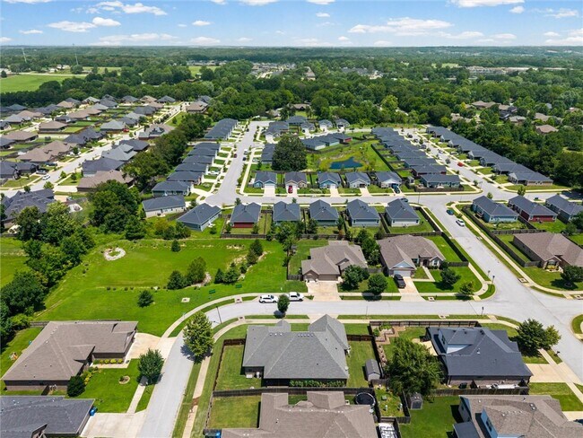 Building Photo - 5819 W Cane Hill Dr