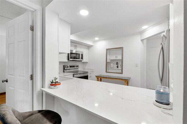 Building Photo - 3909 N Ocean Blvd