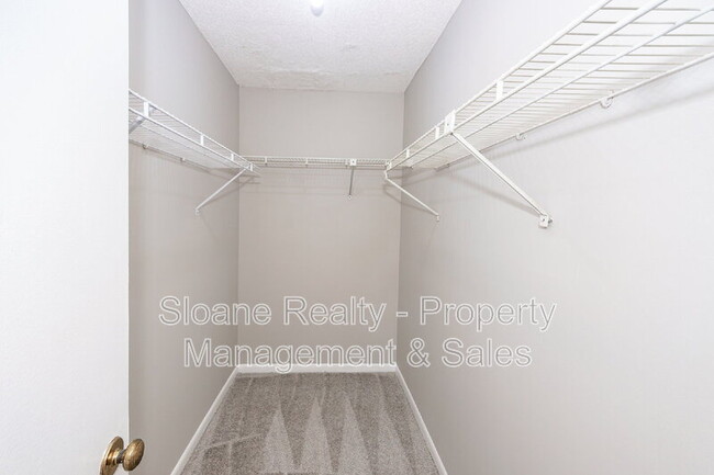 Building Photo - 1022 Oakcrest Dr