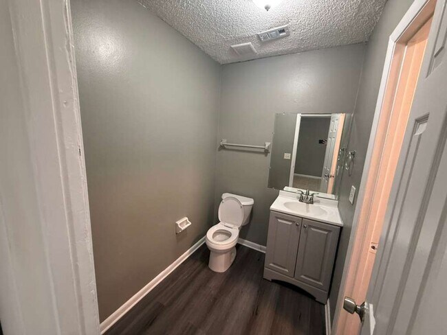 Building Photo - 2570-2572 Chestnut Woods Dr