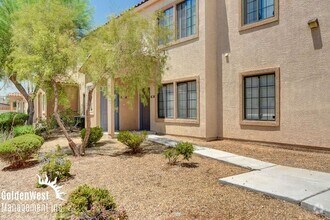 Building Photo - Stunning 2Bdm 2Ba Condo in a Lovely Gated ...