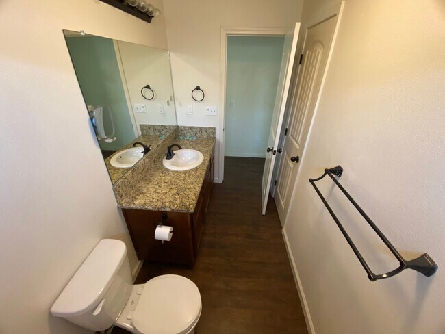 Building Photo - Lovely Home for rent in Visalia,Ca