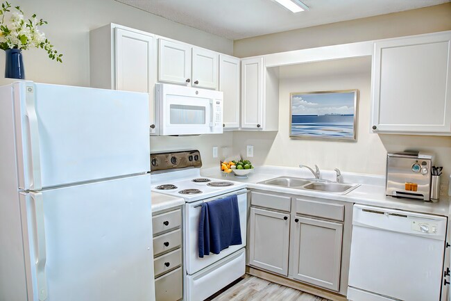 Building Photo - 2 bed 2 bath with a washer & dryer and all...