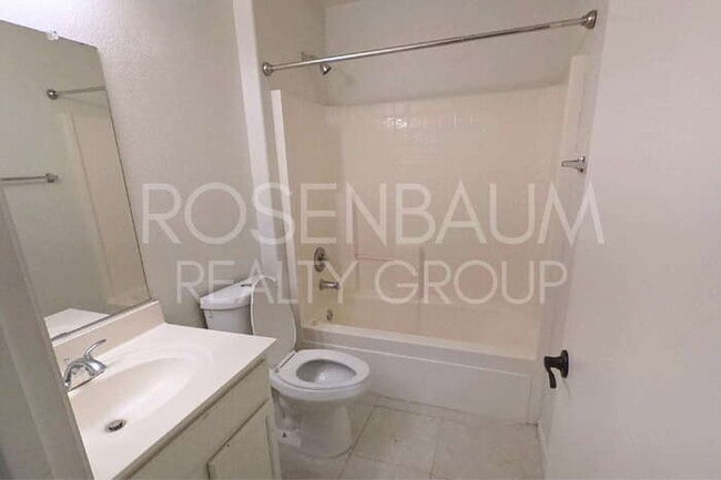 Building Photo - Gorgeous 3-bedrooms, 2-baths home located ...