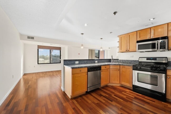 Building Photo - 700 1st St