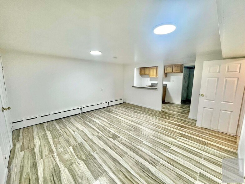 Building Photo - 32 STREET