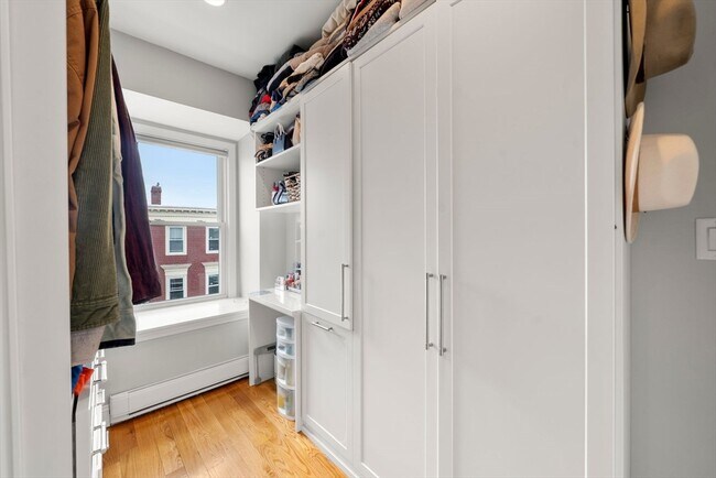 Building Photo - 695 E 8th St