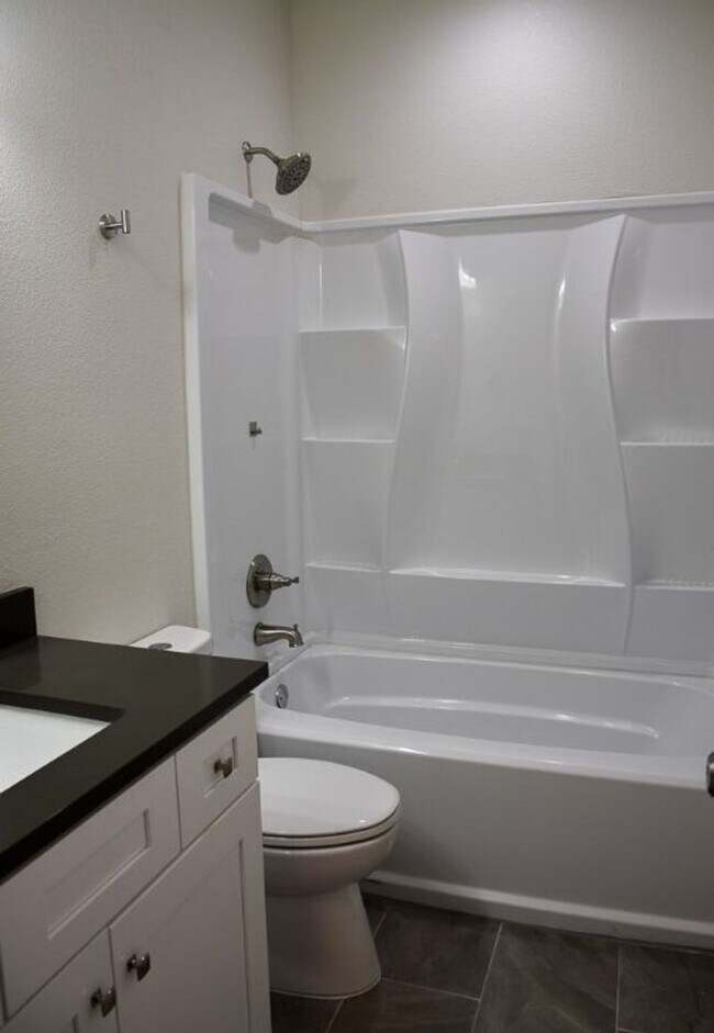 Building Photo - 3 bedroom 2 bath. Duplex Built in 2023