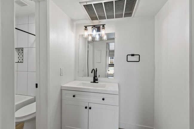 Building Photo - Nice studio apartment in Phoenix!