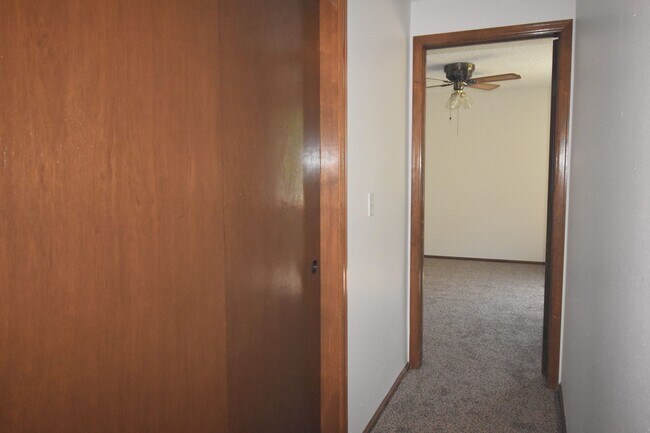 Building Photo - GREAT 3 BEDROOM/2 BATHROOM TOWNHOME WITH NEW PAINT & FLOORING. AVAILABLE 5/23.