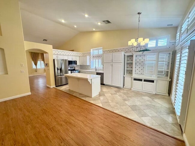 Building Photo - Charming single-story house with 3 beds and 2 baths
