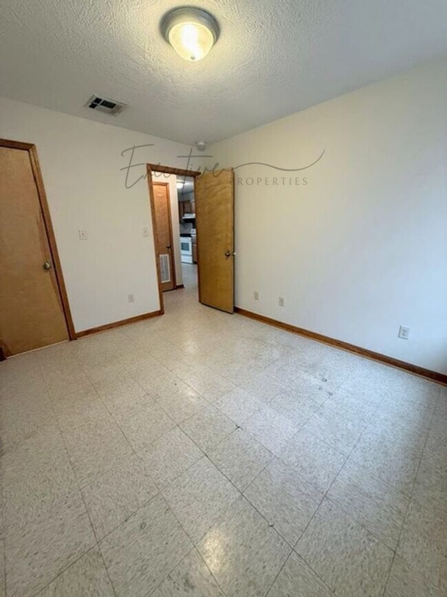 Building Photo - 2208 N Malcolm St