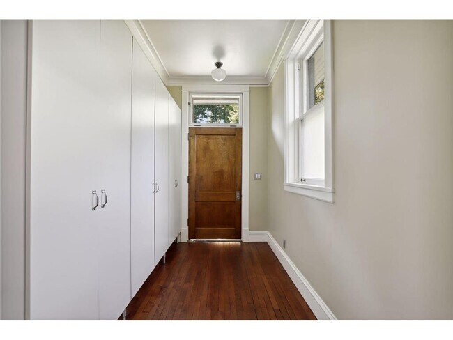 Building Photo - 1720 Mt Curve Ave