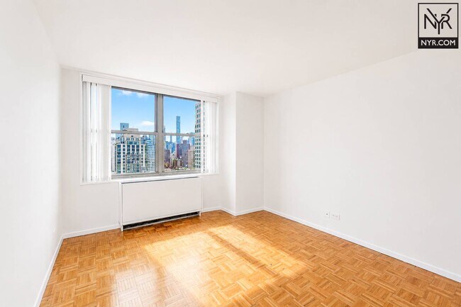 Building Photo - 301 E 79th St