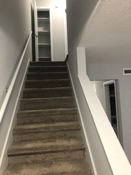 Building Photo - 1518 Crest Rd