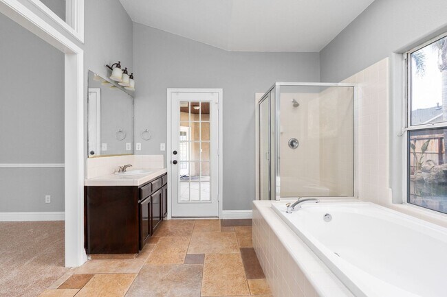 Building Photo - Gorgeous 3 bd. & 2 bath Home with a pool i...