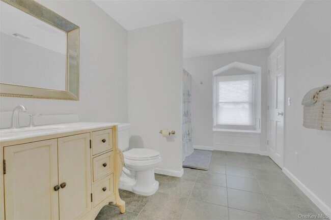 Building Photo - 345 Colonial Rd