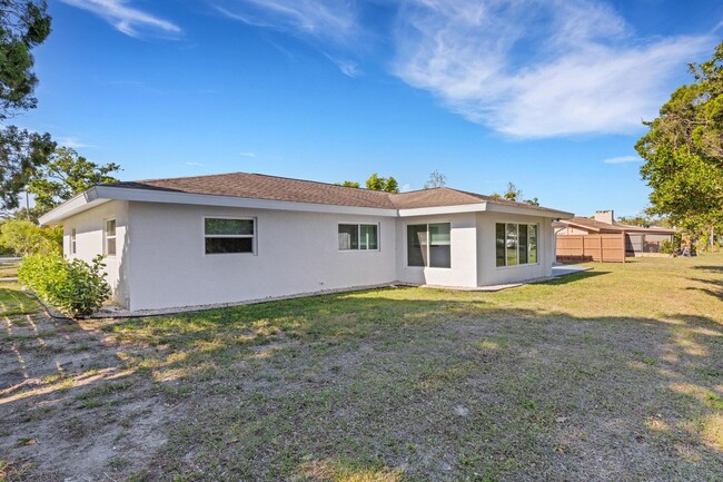 Building Photo - Modern Sarasota 3 Bedroom Home With Separa...