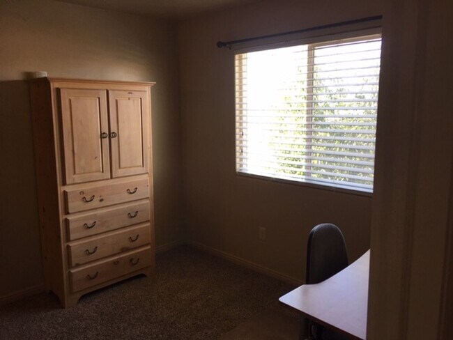 Building Photo - Roomy townhome