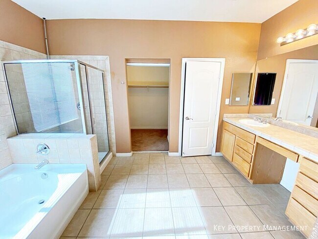 Building Photo - 9057 Spinning Wheel Ave