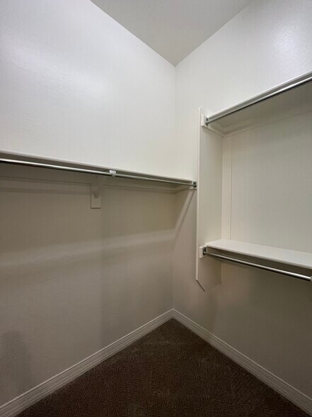 Walk-in Closet - 5649 N Teaberry Ln