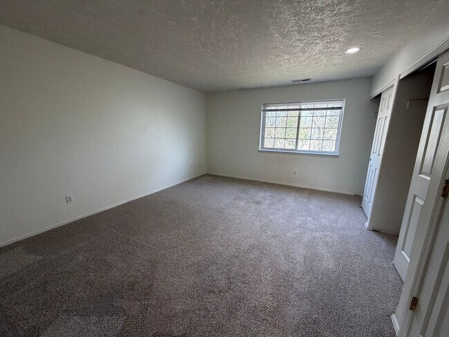 Building Photo - 3 Bedroom 2 bath Duplex