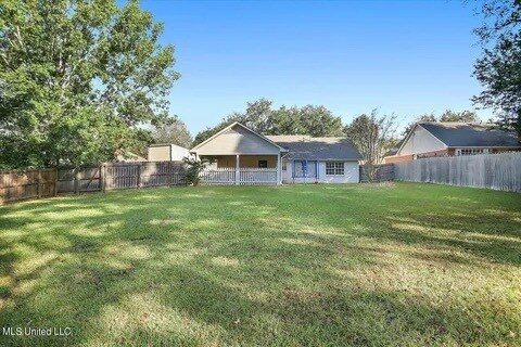 Building Photo - 631 Live Oak Dr