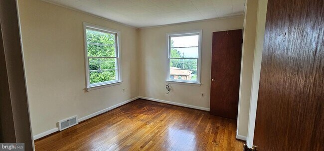Building Photo - 230 E Whitlock Ave