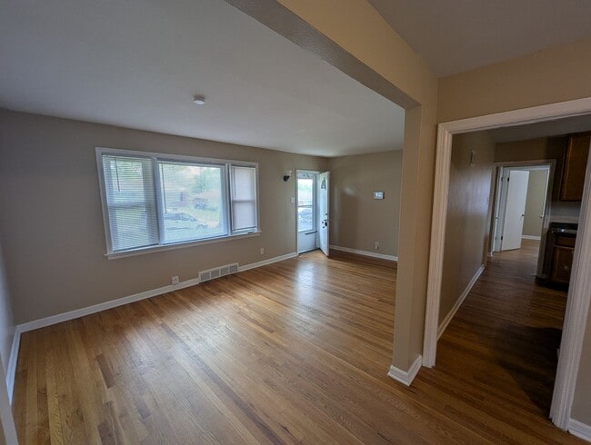 Building Photo - Your Perfect Home Awaits — Cozy, Updated, ...