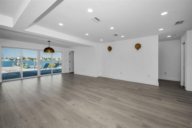Building Photo - 14125 N Bayshore Dr