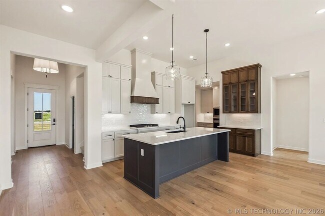 Building Photo - 5 Bed | 4 Bath House