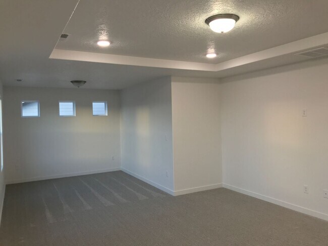 Building Photo - Spacious home in Quiet Neighborhood