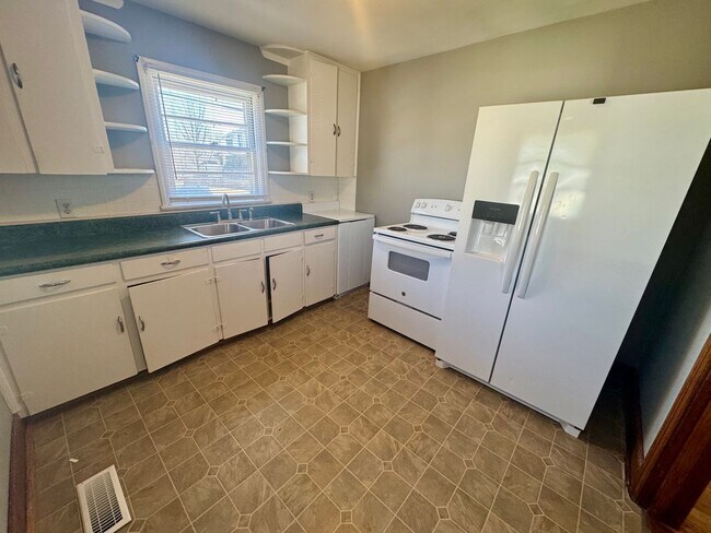 Building Photo - Duplex Downtown Athens! Walk to shopping and entertainment!