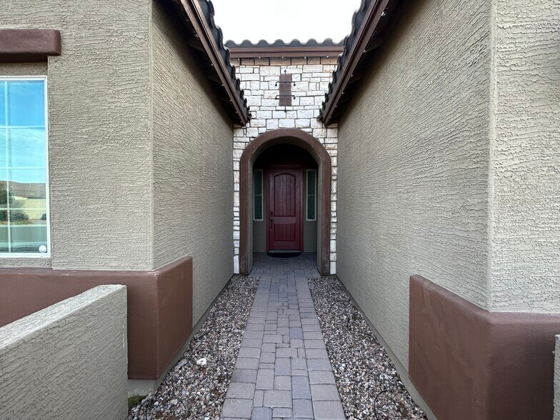 Building Photo - 8731 W Wagon Wheel Dr