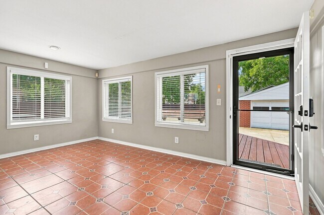 Building Photo - 912 Beechwood Rd