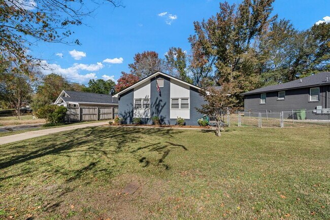 Building Photo - Fully Renovated 3BR/2BA, Fenced Yard, Pet-Friendly — Minutes to Fort Benning — Lawn Care, Pest Co...