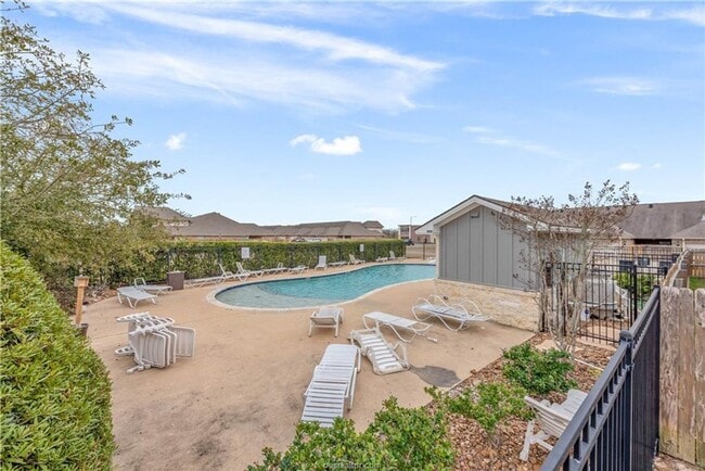 Building Photo - Available August 2026! 4 Bed, 4 Bath in Un...