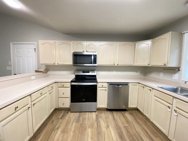 Building Photo - Home in Woodbridge With a Screened Porch and Private Backyard!