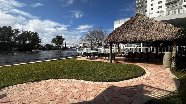 Building Photo - 1401 N Riverside Dr