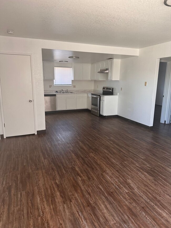 Building Photo - Great 2 bed 1 bath duplex