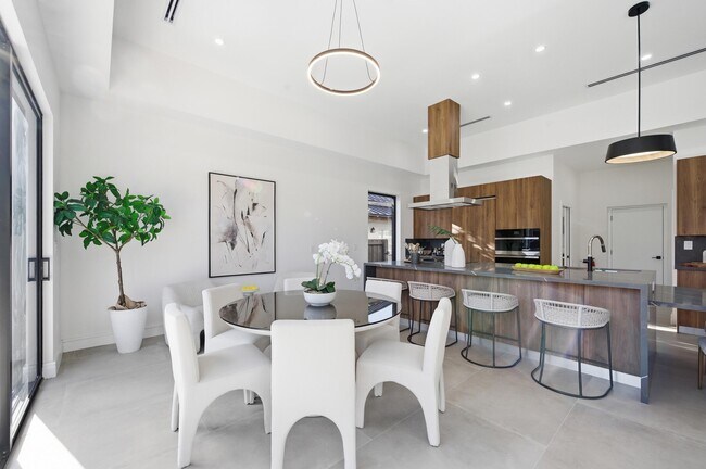 Building Photo - 1308 Avocado Isle